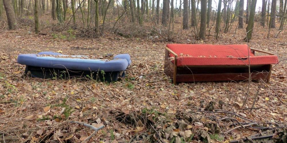 Wersalki, fotele, butelki i resztki telewizora