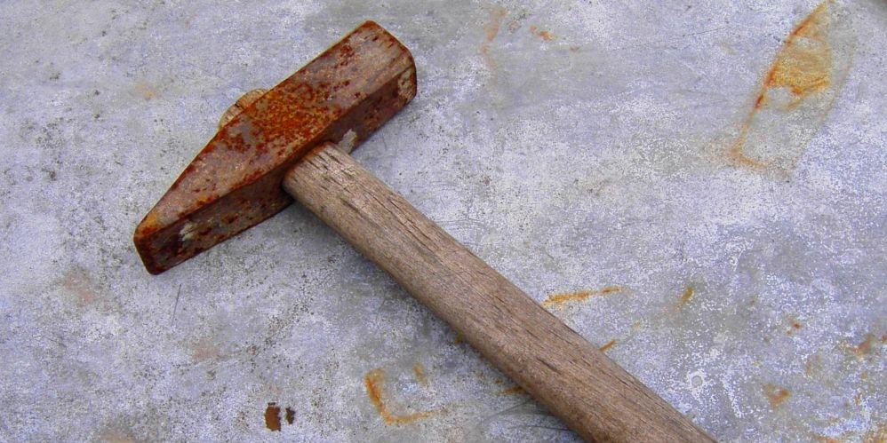 Młotkiem w głowę podczas awantury