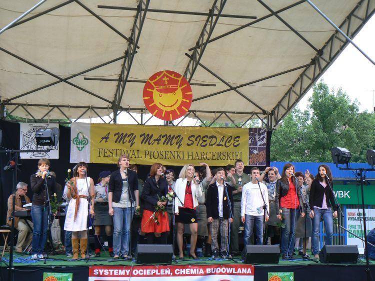 Festiwal w cieniu
