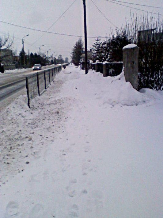 Czy ktoś odśnieża chodniki