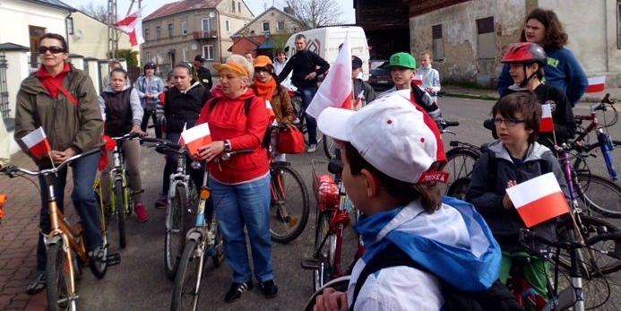 Rowerem z flagą w tle