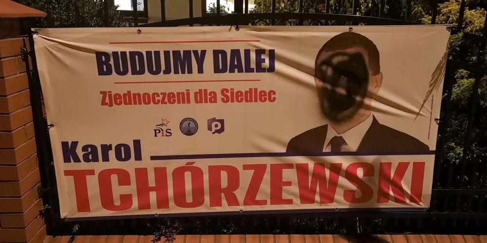 Banery PiS też niszczone