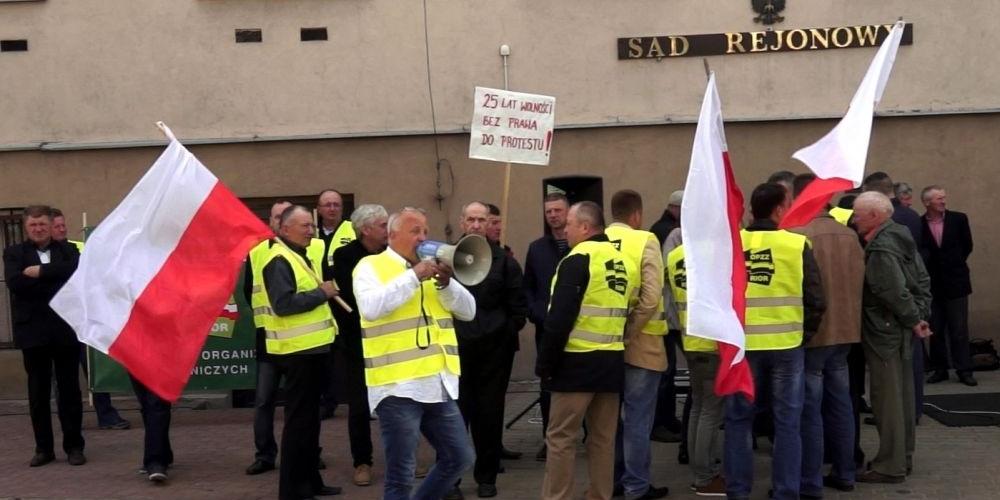 Protest rolników przed sądem