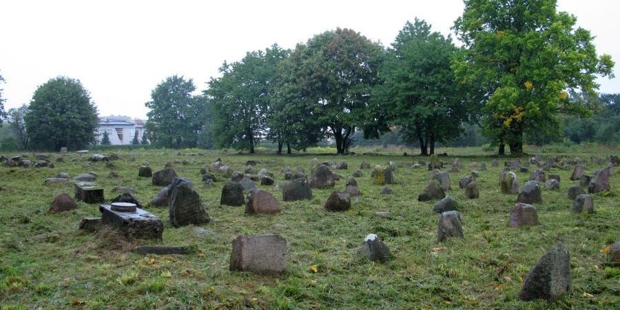 Kolejna macewa wróciła na cmentarz