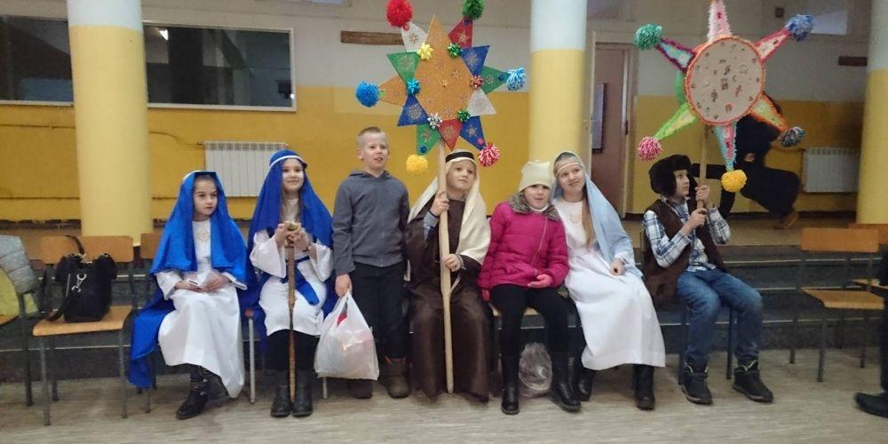 Kolędnicy misyjni ze Szkoły Podstawowej w Domanicach-Kolonii