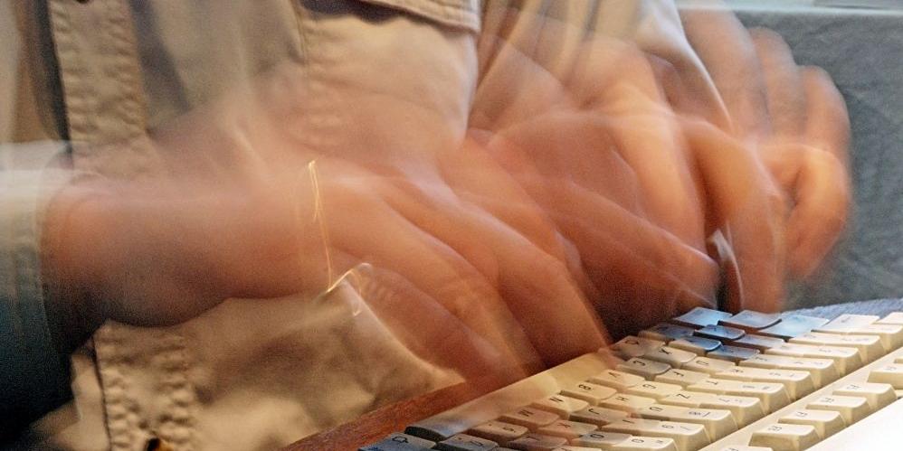 Narozrabiał w Internecie Haker odpowie przed sądem