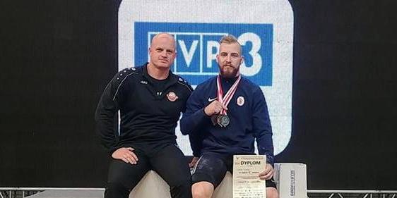 Możemy nagrodzić sportowca.  Trener prosi o głosy