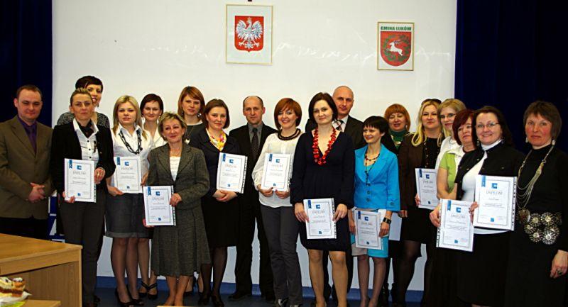 Urzędnicy i nauczyciele zaczęli „migać”