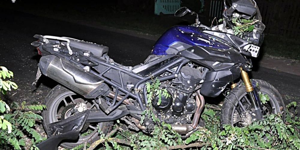 Nocne zderzenie z drzewem  Śmierć motocyklisty