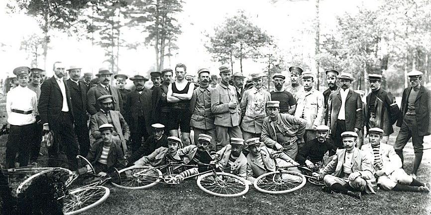 Siedleccy cykliści na swych pierwszych maszynach