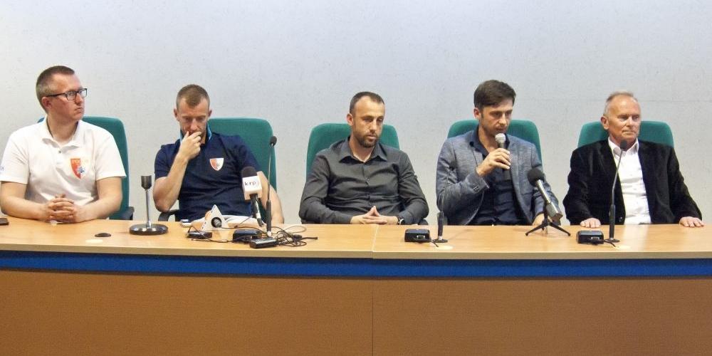 Pogoni brakuje stopera