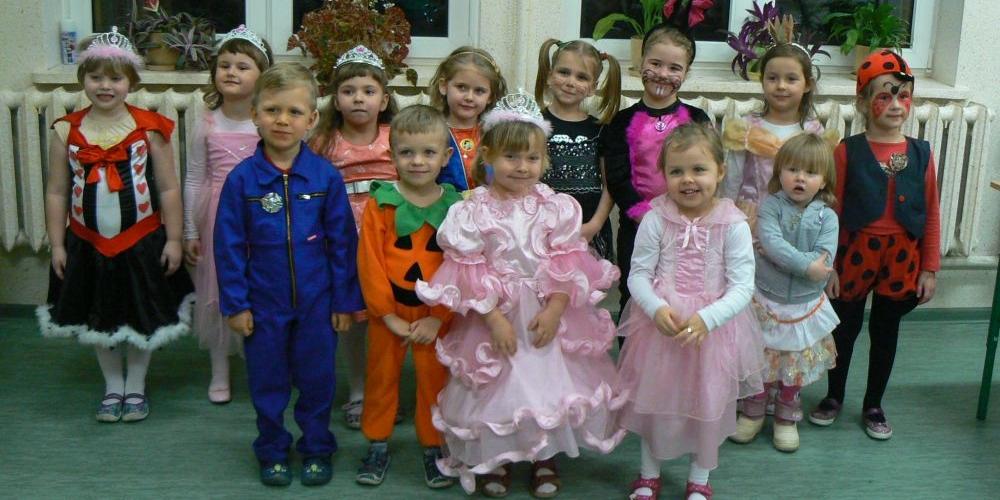 Uczniowie na balu karnawałowym