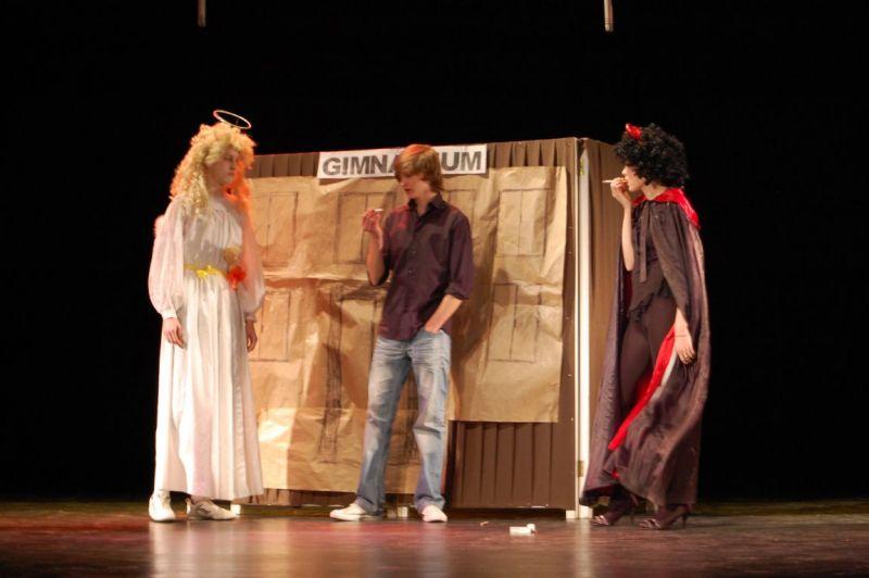 O używkach przez teatr