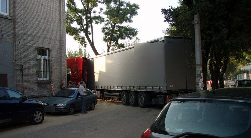 TIR blokował drogę
