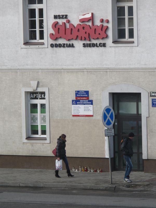 Znicze przed biurem 