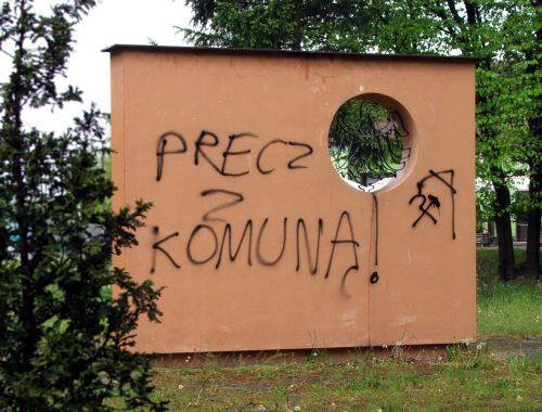 Sierp i młot na szubienicy