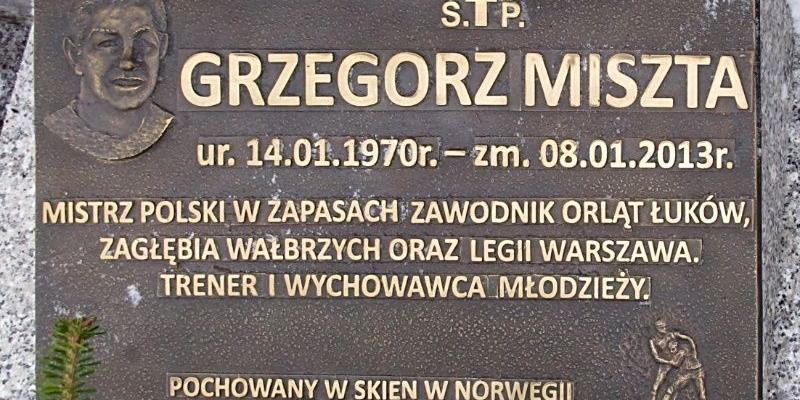 Ma tablicę na cmentarzu