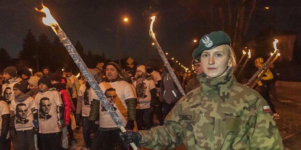 Dla tych, co żyli w cieniu swojej chwały,  dla tych, o których historia długo milczała.