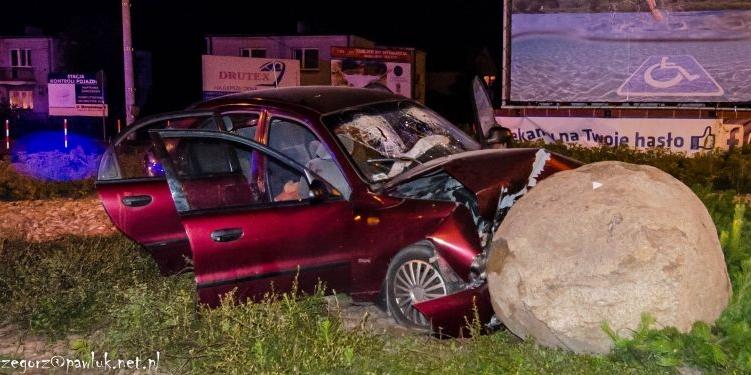Wpadł na kamień na rondzie