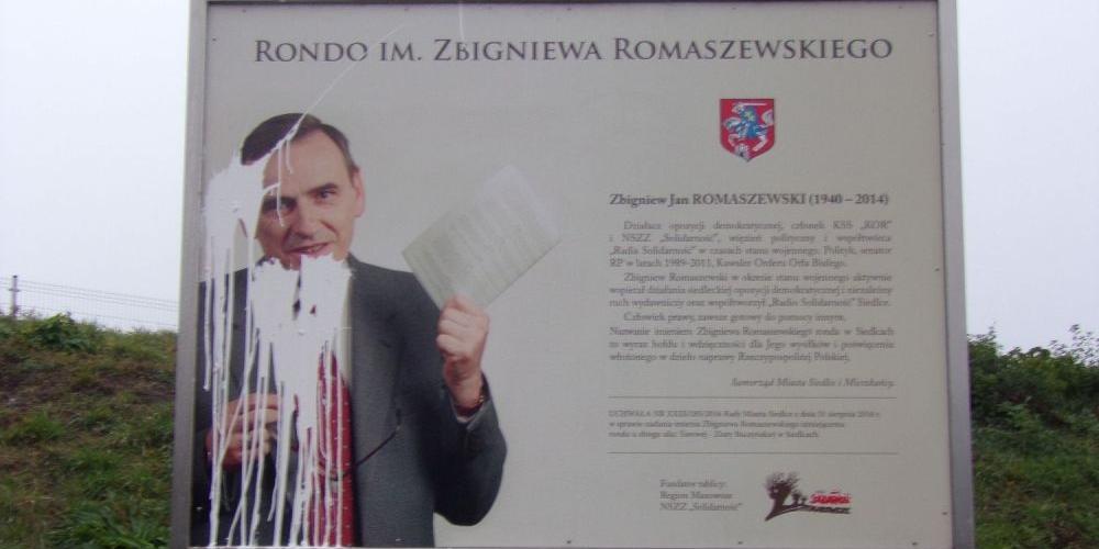 Oblany białą farbą Romaszewski