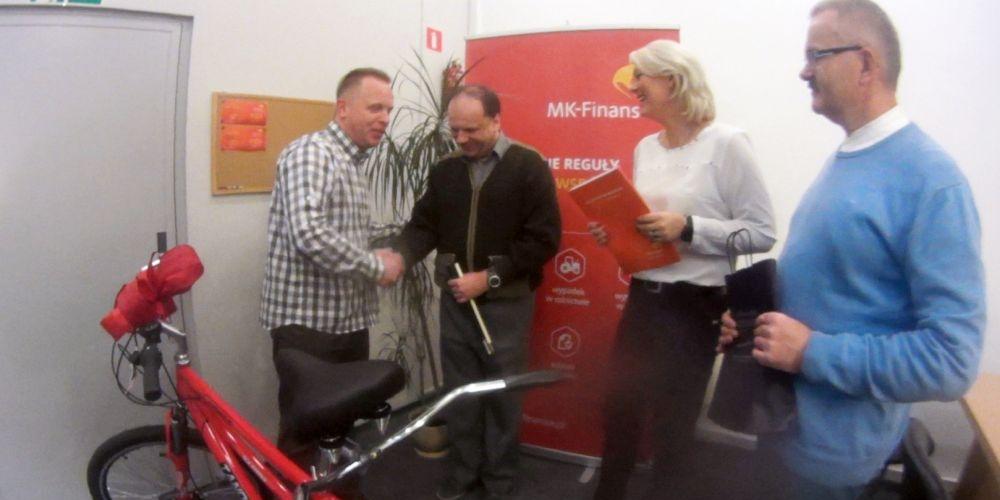Rower odjechał do garażu - Bartek jest szczęśliwy