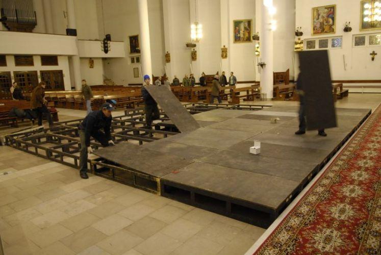 Już montują scenę