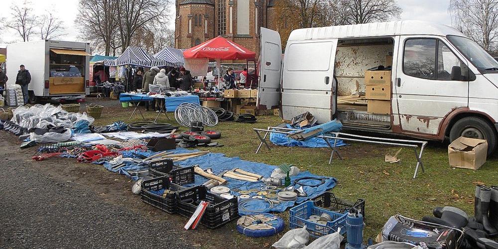 Miejski szalet, wiejskie targowisko