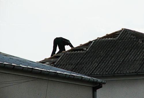 Z dachów znika eternit
