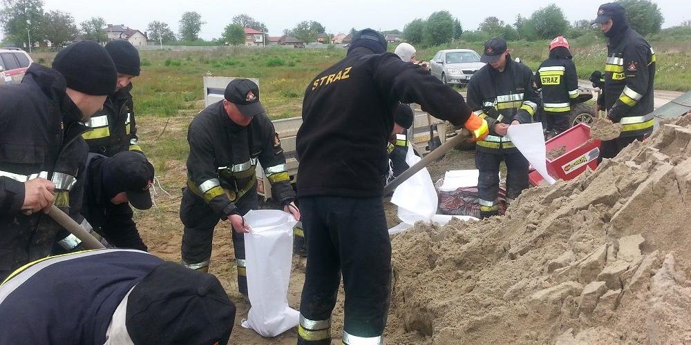 Strażacy z Garwolina umacniają wały w Sandomierzu