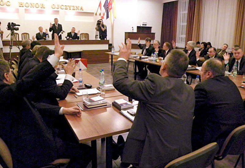 Ile zarobi obecny, a ile były starosta