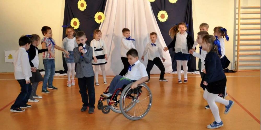 Szkoła marzeń ma 100 lat i windę Jana Pawła II