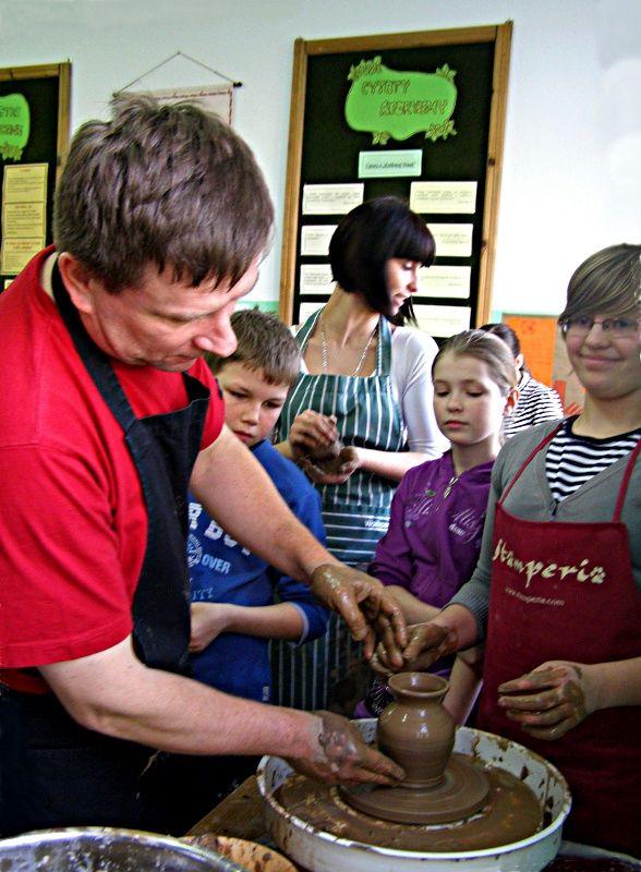 Glina w rękach uczniów