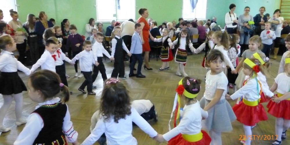 Przedszkolaki ze Sterdyni dla babć i dziadków
