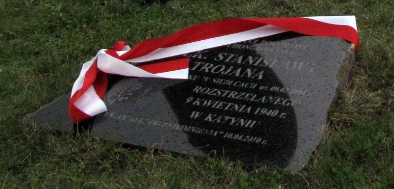 Dąb Pamięci i tablica, upamiętniająca podpułkownika Stanisława Trojana