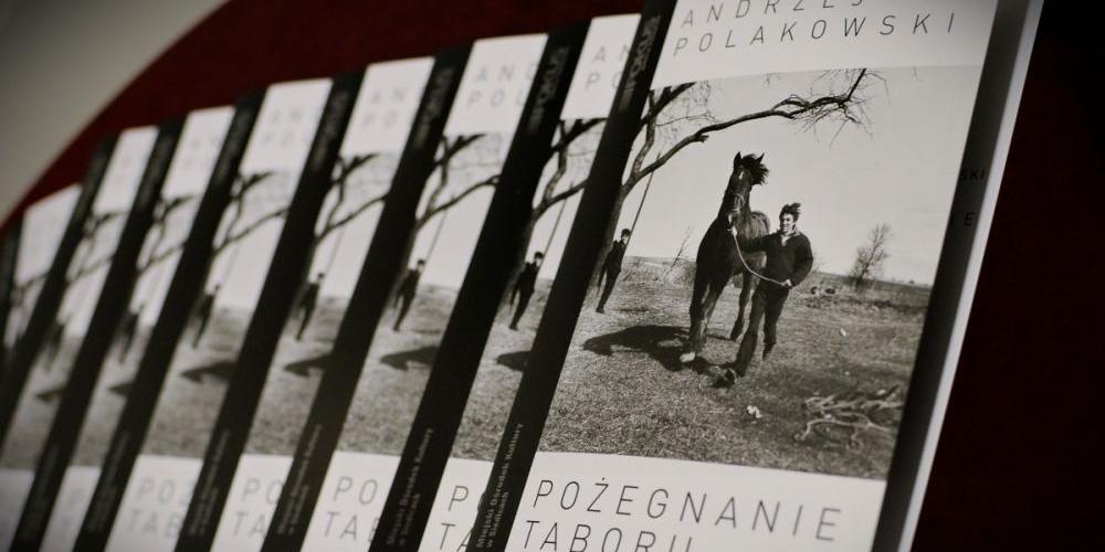 Stoją wozy kolorowe taborami