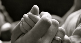 Zarzut zabójstwa i tymczasowy areszt dla matki dziecka, którego ciało znaleziono w śmietniku w Brzezinach