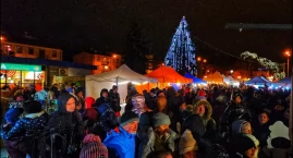 Siedlce: Rozświetlenie miejskiej choinki na Placu Sikorskiego. Tłumy mieszkańców i świąteczna magia