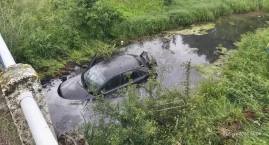 Gmina Korytnica: Dachował i wpadł do rzeki