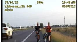 Dwaj chłopcy jechali rowerami drogą ekspresową S17. &hellip;