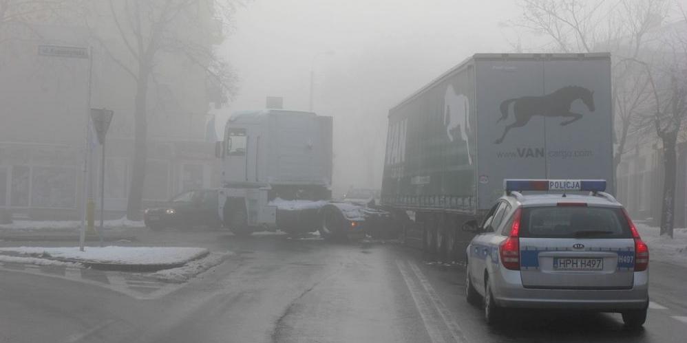 TIR blokuje skrzyżowanie