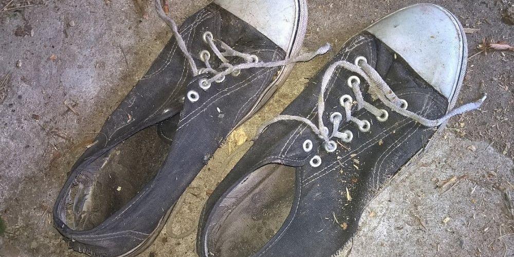 Na miejscu przestępstwa zostawił stare trampki
