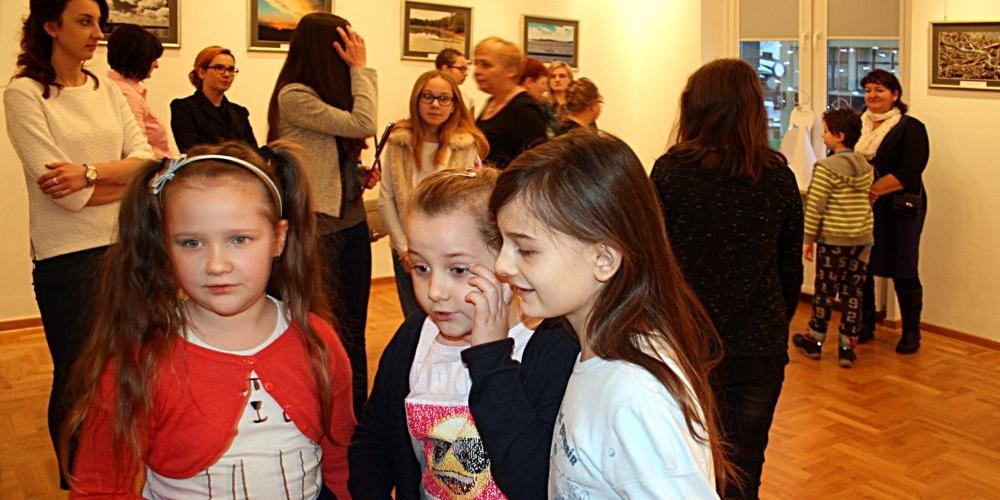 Uczniowie z Gołąbek prezentują Fotografie miejsc najbliższych