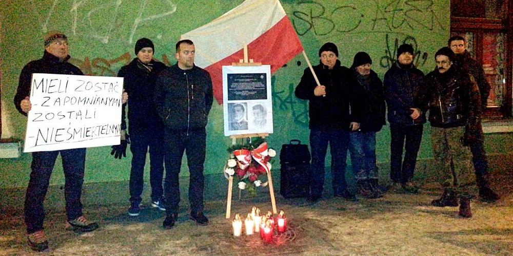 W rocznicę zdobycia łukowskiej bezpieki. Kwiaty i znicze pamięci