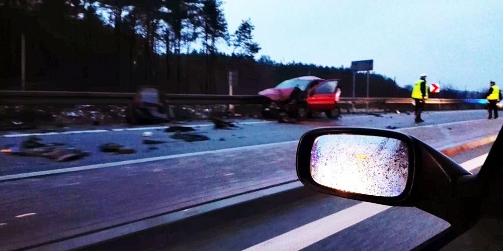 Polaki: Dwie osoby zakleszczone w osobówce