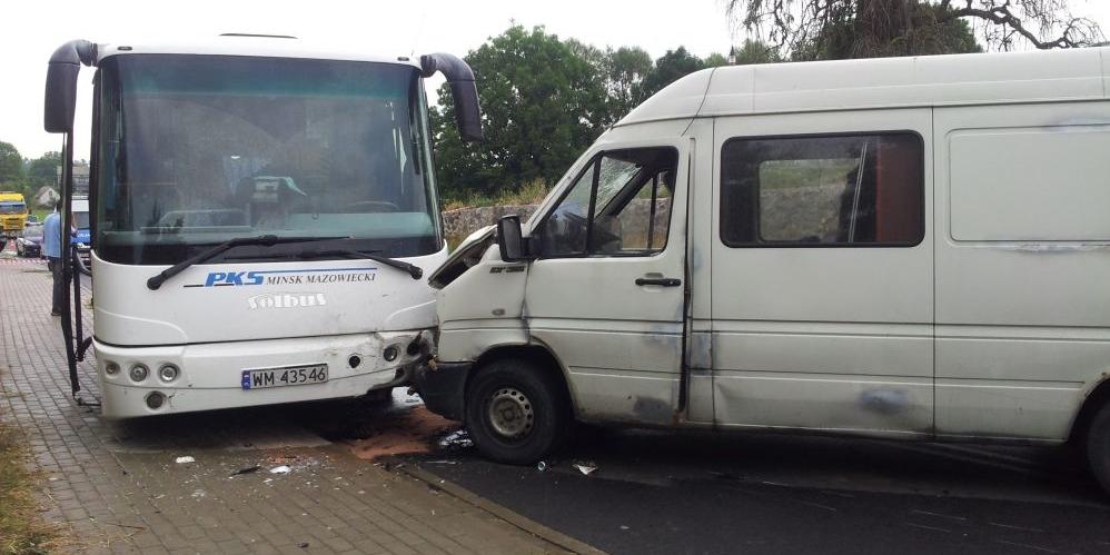 Zderzenie busa z autobusem. Osiem osób rannych.