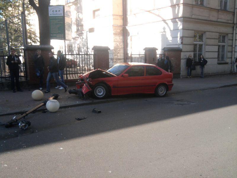 BMW w latarnię