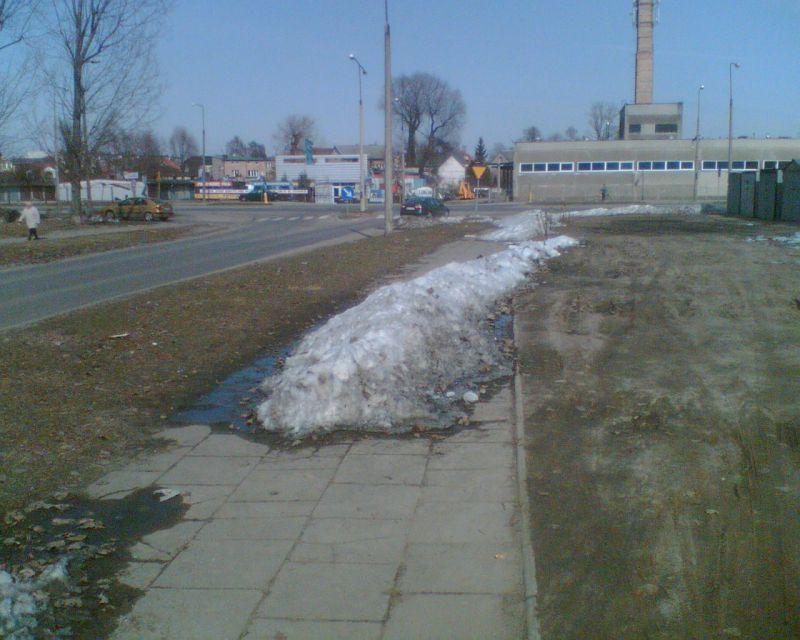 Trawniki odśnieżone, a chodniki nie