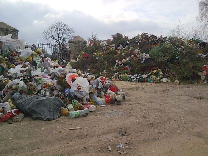 Wielka Sobota i wielkie śmietnisko na cmentarzu w Tuchowiczu (galeria)