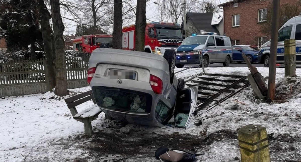 Wyleciał z drogi, uderzył w słup i dachował na skwerze. Kierowca stracił prawo jazdy