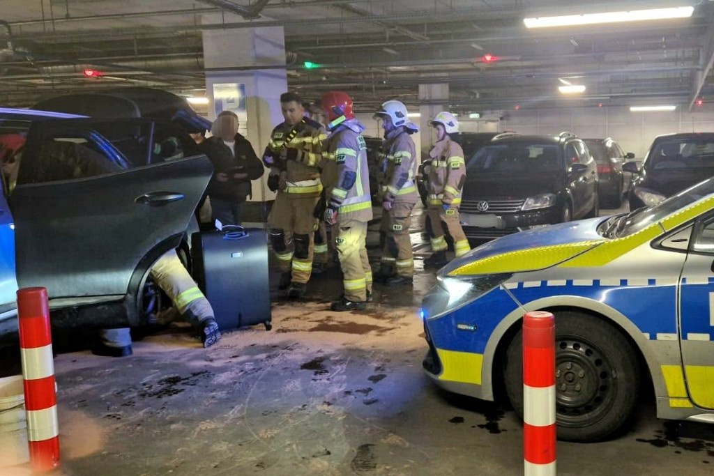 Akcja służb w Silesia City Center. Kierowca wjechał w ścianę